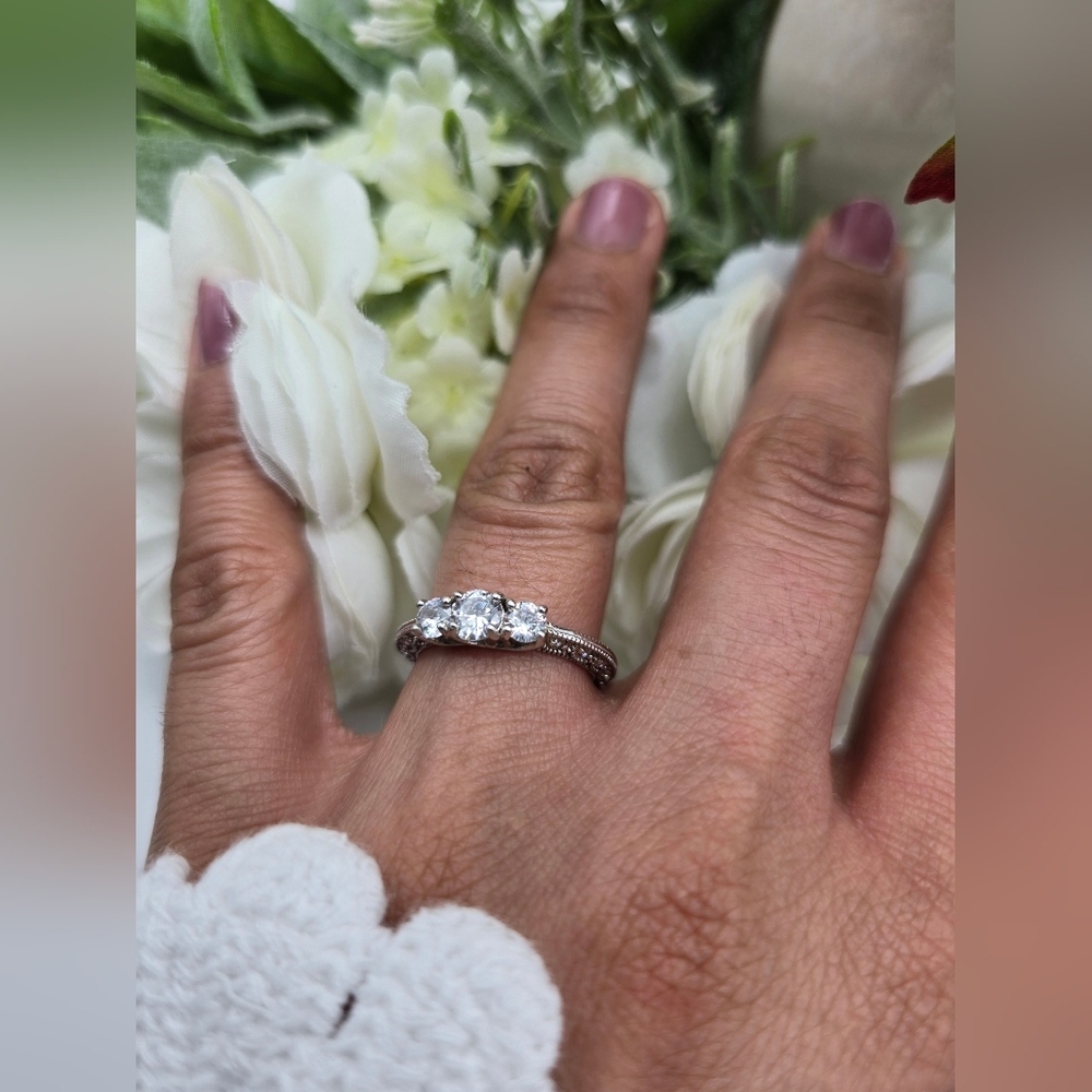 🥰 LUXUR ENGAGEMENT RING - Picture 3 of 7